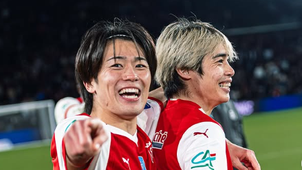 ランス兄弟最高」「ずっと一緒」中村敬斗と伊東純也の“ペアショット”に