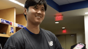 大谷翔平､ 記念品に“デコピン”発見！　英語でのリアクションに「ペラペラじゃないか」