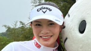 “はいチーズ”じゃなくて「はい、キティ」 　河本結、ハローキティと一緒にまぶしい笑顔を披露
