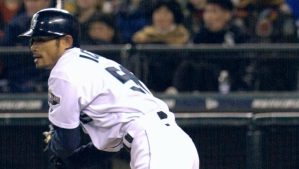 ２００１年４月、大リーグ初安打を放つマリナーズのイチロー＝シアトル（共同）