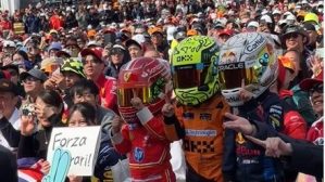 F1ドライバーが日本の“かわいすぎるファン”に反応！「SO CUTE」と海外ファンもメロメロに