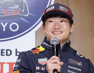 記者会見で笑顔を見せる角田裕毅＝２日午後、東京都江東区