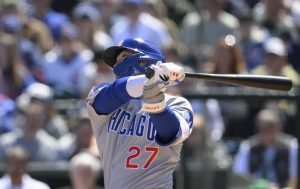 アスレチックス戦の２回、２試合連続となる３号３ランを放つカブス・鈴木＝サクラメント（共同）