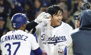 ブレーブス戦でサヨナラ本塁打を放ち、Ｔ・ヘルナンデス（３７）から飲料を浴びせられるドジャース・大谷＝ロサンゼルス（共同）