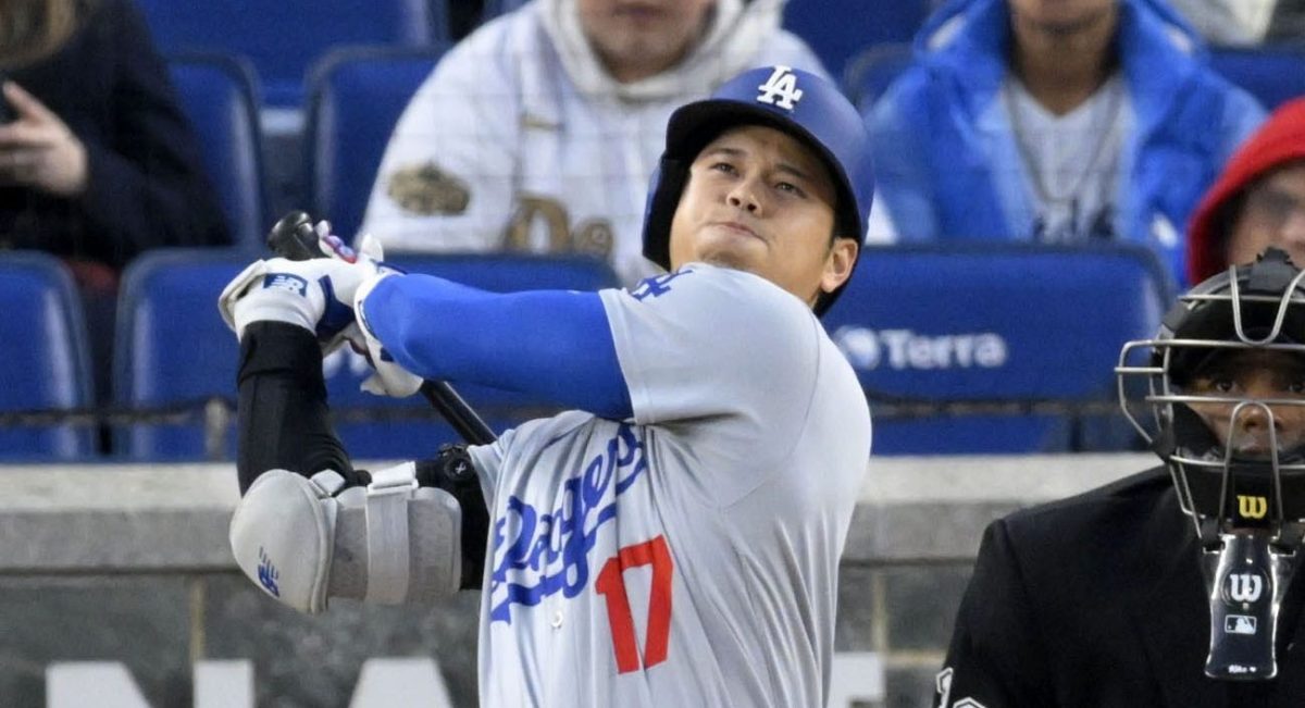 ナショナルズ戦の３回、４号２ランを放つドジャース・大谷＝ワシントン（共同）