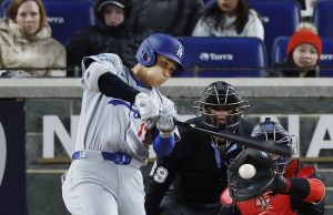 ナショナルズ戦の９回、右前打を放つドジャース・大谷＝ワシントン（共同）