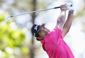 第２ラウンド、４番でティーショットを放つ松山英樹＝オーガスタ・ナショナルＧＣ（共同）