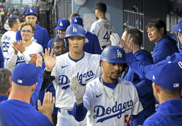 迎えられるベッツと大谷 米大リーグ・大谷