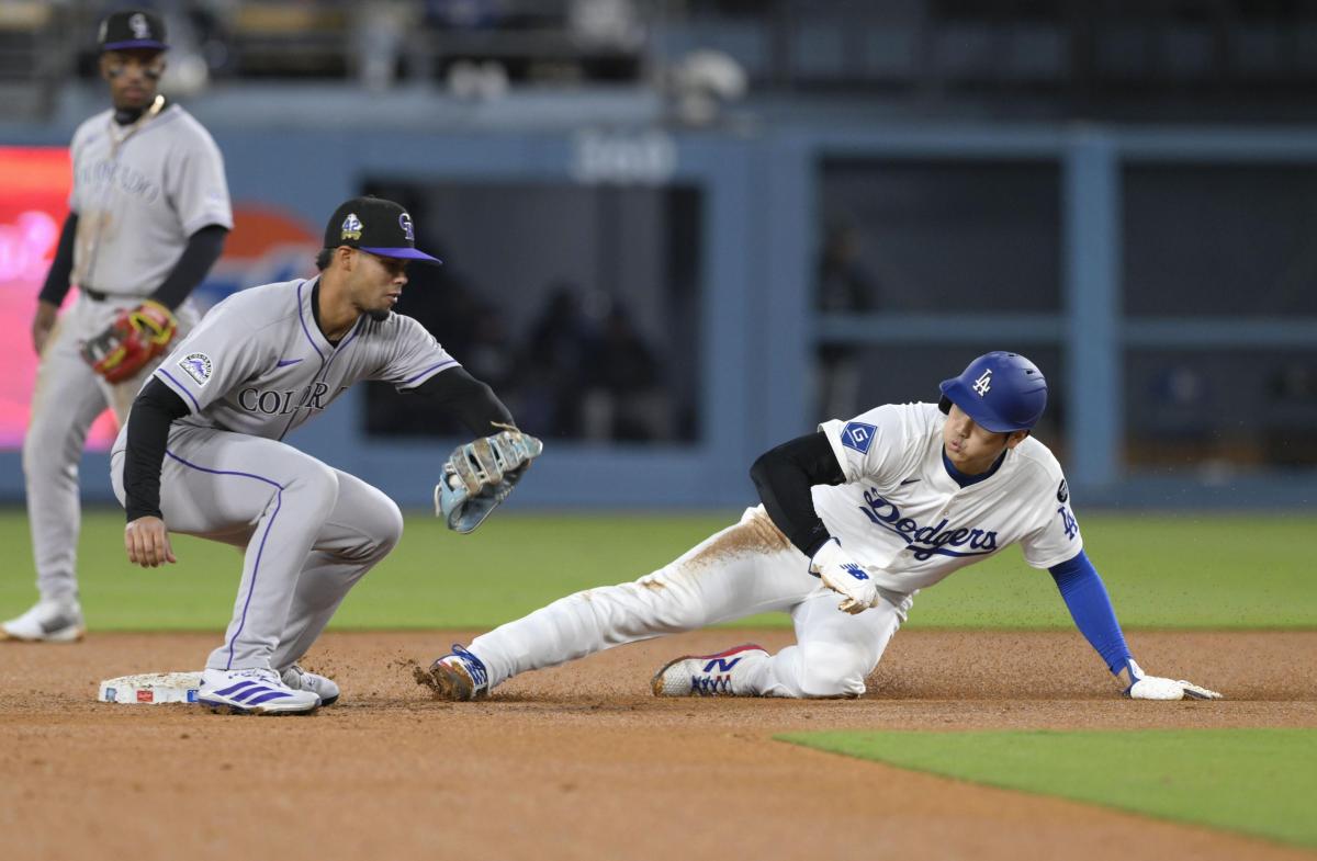 ロッキーズ戦の３回、二盗を決めるドジャース・大谷。メジャー通算１５０盗塁に到達した＝ロサンゼルス（共同）