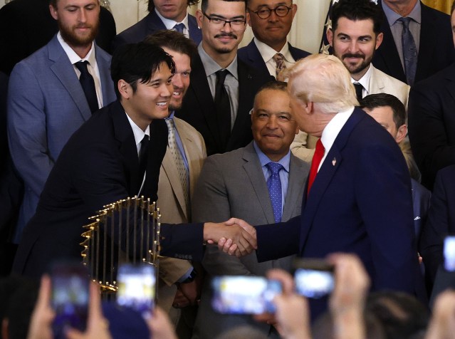 握手を交わす大谷選手 大谷選手ら大統領表敬