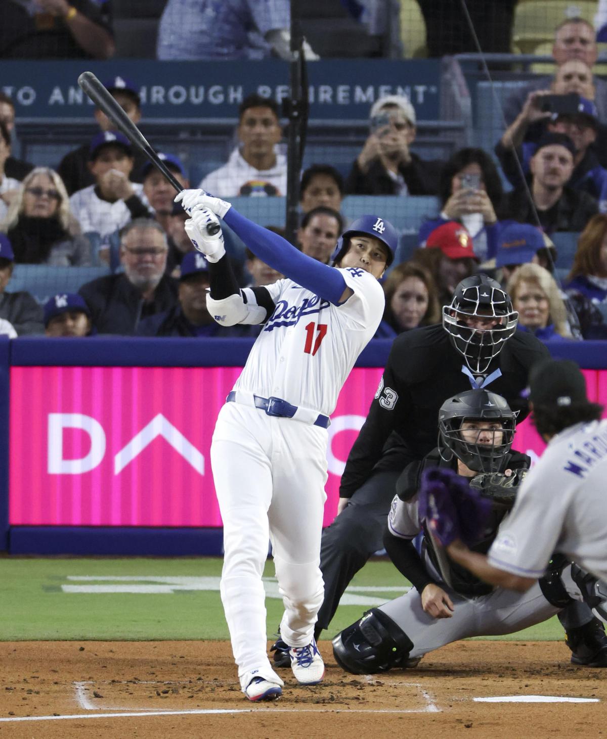 ロッキーズ戦の１回、６号ソロを放つドジャース・大谷＝ロサンゼルス（共同）