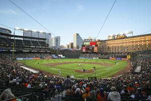 オリオールズの本拠地オリオールパークで、ガーディアンズ戦に先発した菅野（マウンド上）＝ボルティモア（ゲッティ＝共同）