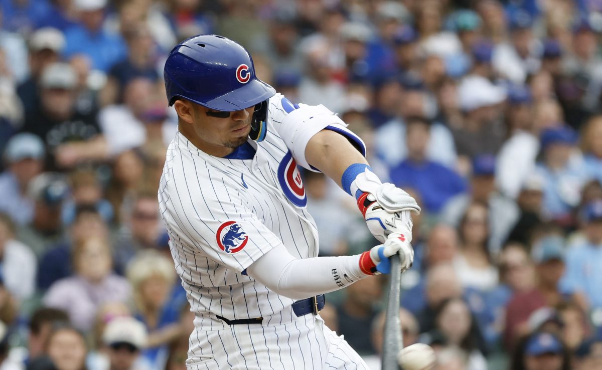 ダイヤモンドバックス戦の８回、５号ソロを放つカブス・鈴木＝シカゴ（共同）