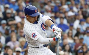 ダイヤモンドバックス戦の８回、５号ソロを放つカブス・鈴木＝シカゴ（共同）