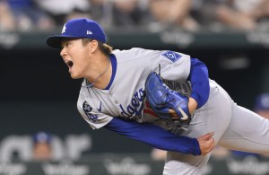 レンジャーズ戦に先発し、７回無失点の好投で３勝目を挙げたドジャース・山本＝アーリントン（共同）