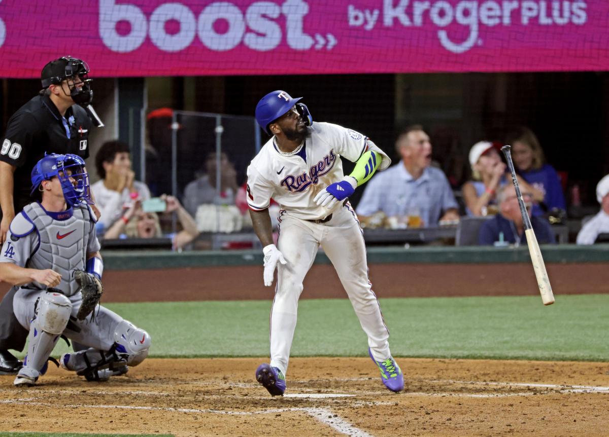 ドジャース戦の９回、逆転サヨナラ２ランを放つレンジャーズのＪ・ガルシア＝アーリントン（共同）