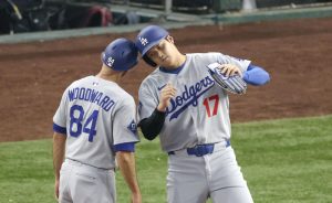 レンジャーズ戦の８回、四球を選んで出塁し、ヘルメットを合わせるドジャース・大谷＝アーリントン（共同）