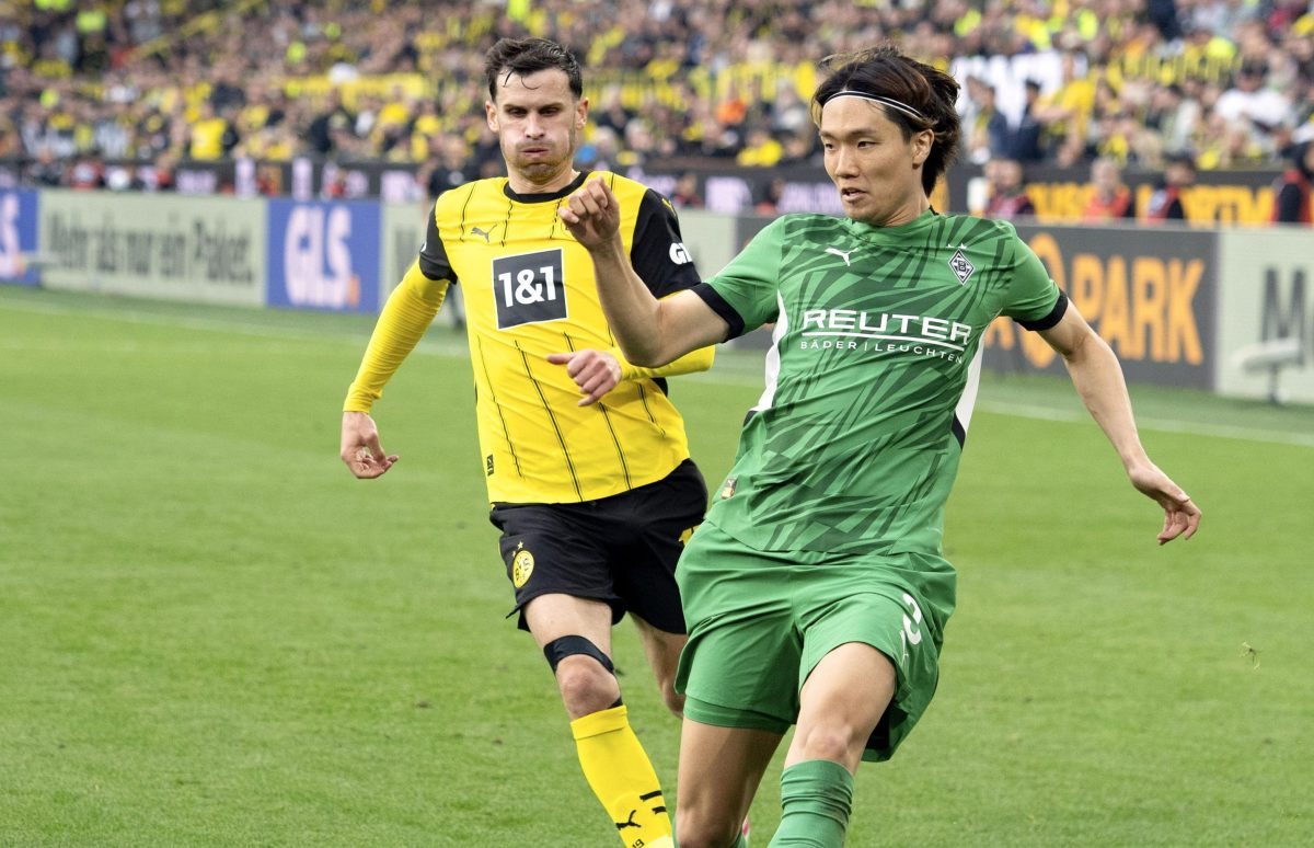 ドルトムント戦で攻め込むボルシアＭＧの板倉（右）＝ドルトムント（共同）