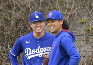 試合前に談笑するドジャース・山本（左）とカブス・今永＝シカゴ（共同）