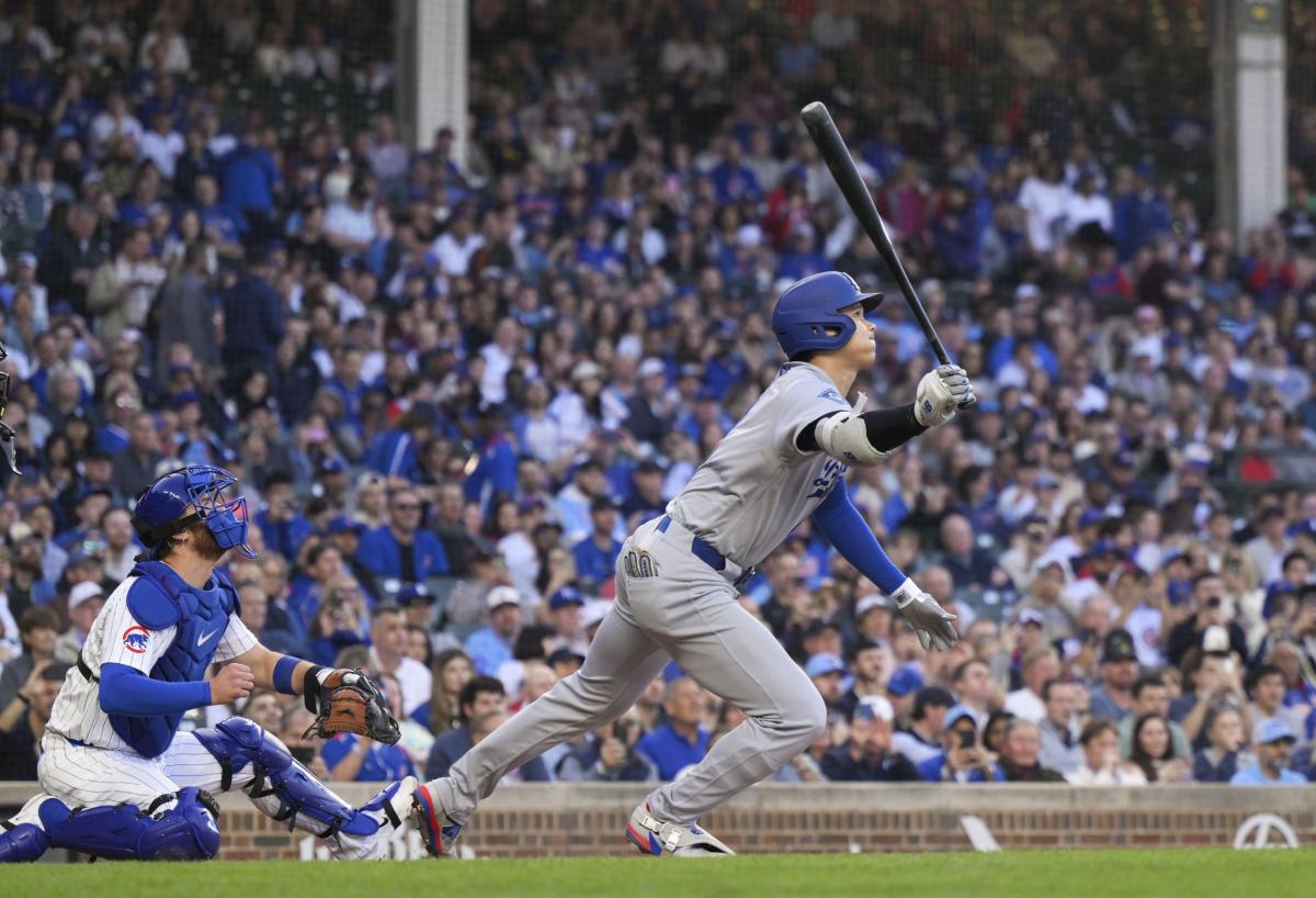 カブス戦の３回、右前打を放つドジャース・大谷＝シカゴ（共同）
