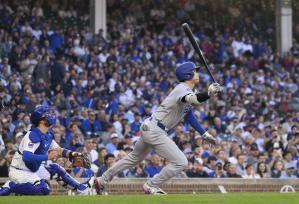カブス戦の３回、右前打を放つドジャース・大谷＝シカゴ（共同）