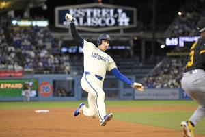 パイレーツ戦の７回、三盗を決めるドジャース・大谷＝ロサンゼルス（共同）