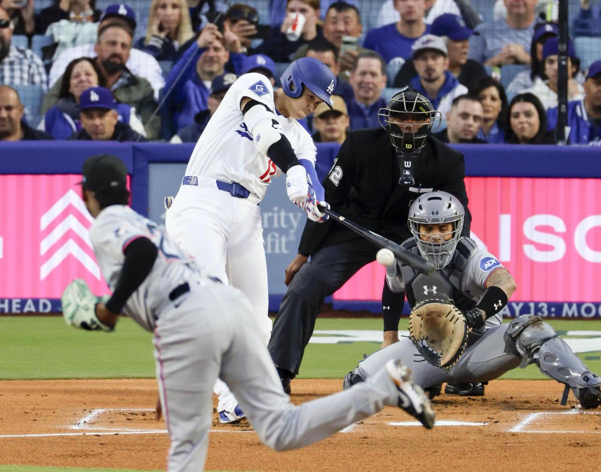 マーリンズ戦の１回、右前打を放つドジャース・大谷＝ロサンゼルス（共同）