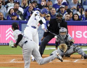 マーリンズ戦の１回、右前打を放つドジャース・大谷＝ロサンゼルス（共同）