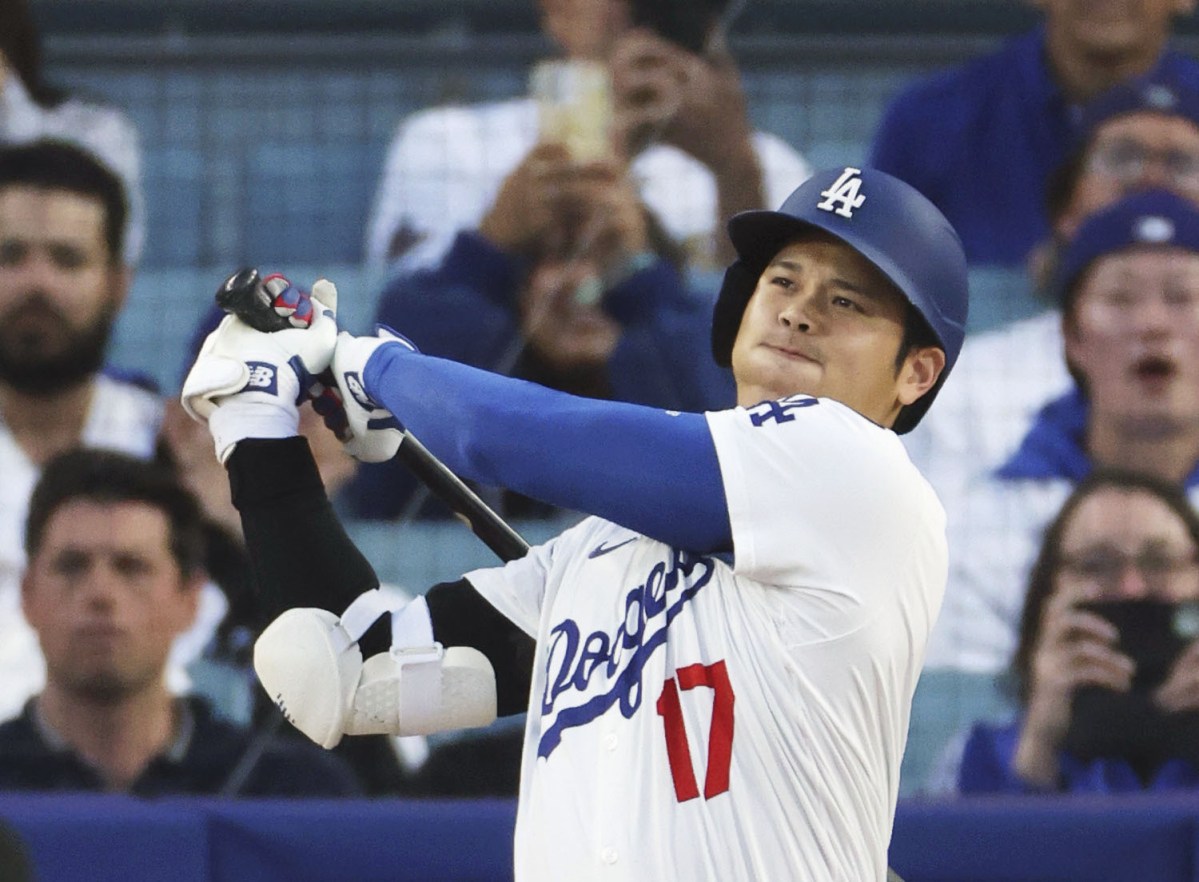 マーリンズ戦の１回、７号となる先頭打者本塁打を放つドジャース・大谷＝ロサンゼルス（共同）
