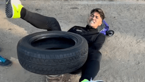 海外移住の大久保嘉人、公園の遊具から“落下”「点取り屋のリアクション」「どんまーい！」