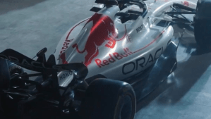 角田昇格のF1レッドブルが”日ノ丸マシン”披露！「涙」「ホンダへのリスペクト感じる」とファン大興奮