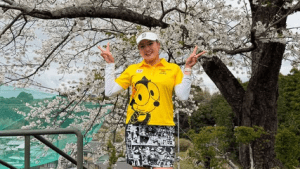 桑木志帆が「ばりかわいい」ウェア姿披露　桜と笑顔が満開のショットにファン歓喜