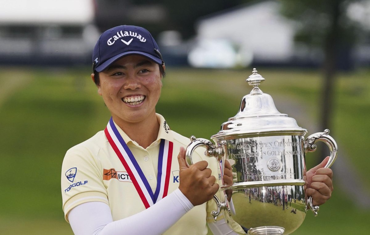 ゴルフの全米女子オープン選手権で優勝し、トロフィーを手に笑顔を見せる笹生優花。日本勢初のメジャー通算２勝目を挙げた＝２日、米ペンシルベニア州のランカスターＣＣ（共同）