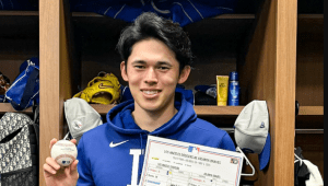 佐々木朗希、待望のメジャー1勝目　ロッカーでの笑顔に「この日をずっと待ってました！」