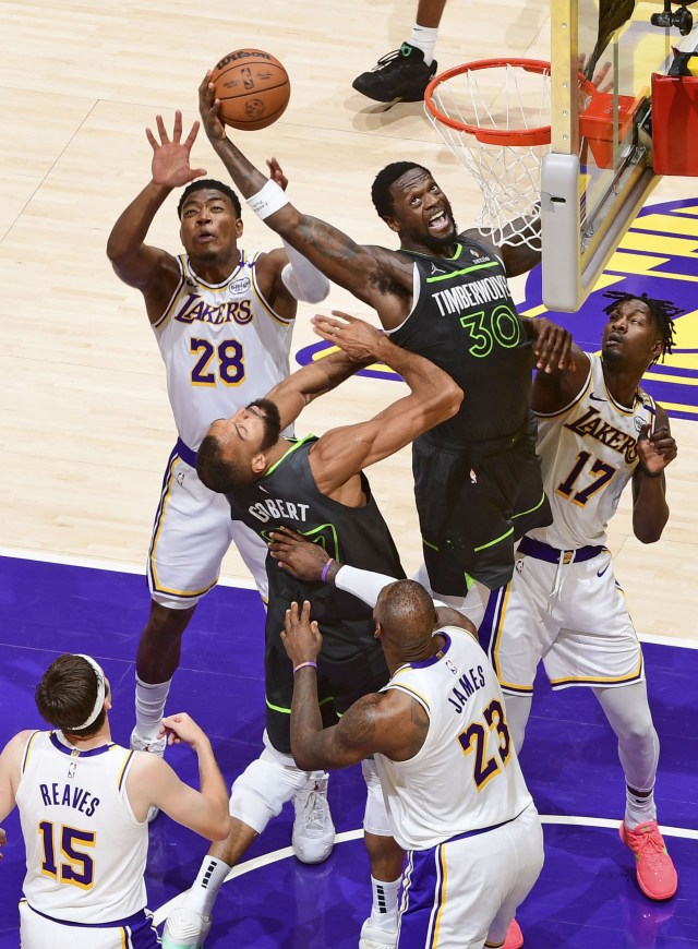 守る八村ら ＮＢＡプレーオフ