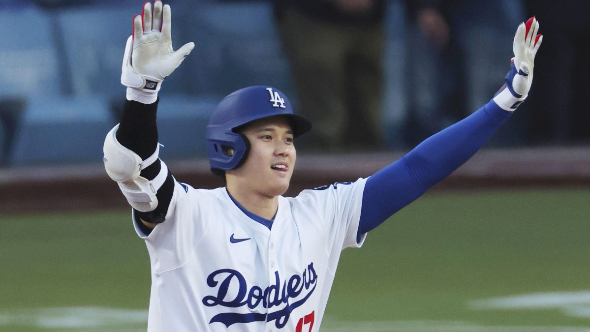 米大リーグ、マーリンズ戦の１回、７号となる先頭打者本塁打を放ち塁を回るドジャース・大谷翔平＝２９日、ロサンゼルス（共同）
