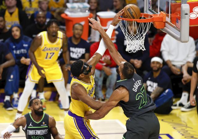 ダンクを決める八村 ＮＢＡプレーオフ１回戦
