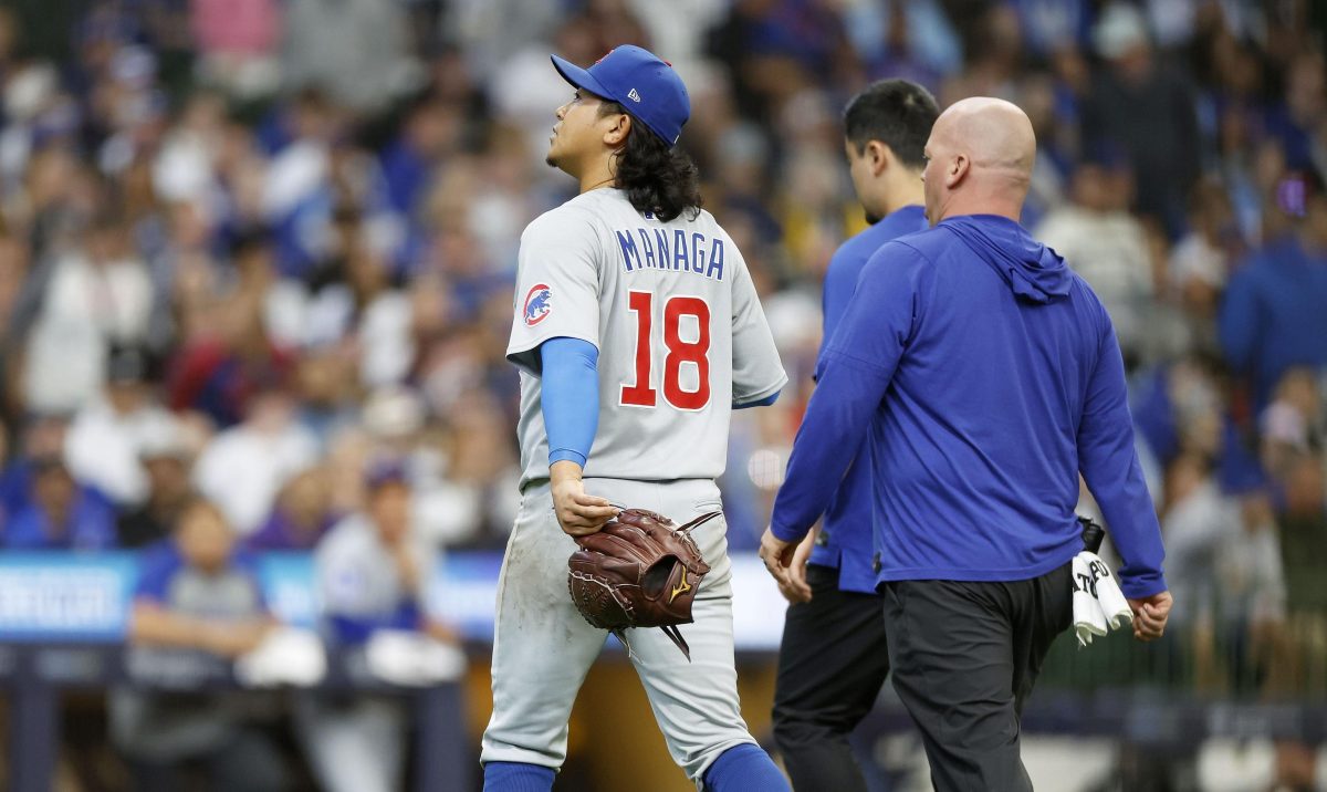 ブルワーズ戦の６回、守備の際に負傷して降板するカブス先発の今永＝ミルウォーキー（ゲッティ＝共同）