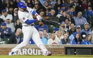 ジャイアンツ戦の６回、２点打を放つカブス・鈴木＝シカゴ（イマジンイメージズ・ロイター＝共同）