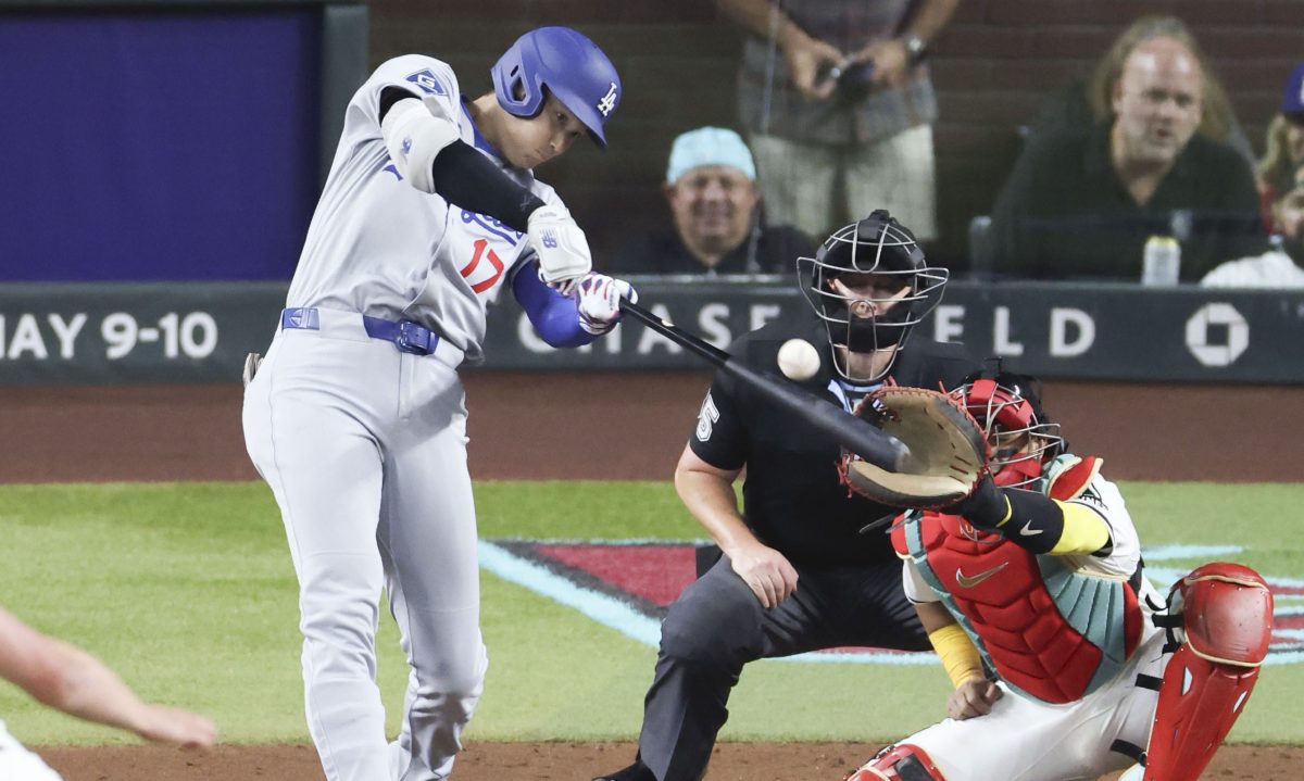 ダイヤモンドバックス戦の９回、１１号ソロを放つドジャース・大谷＝フェニックス（共同）