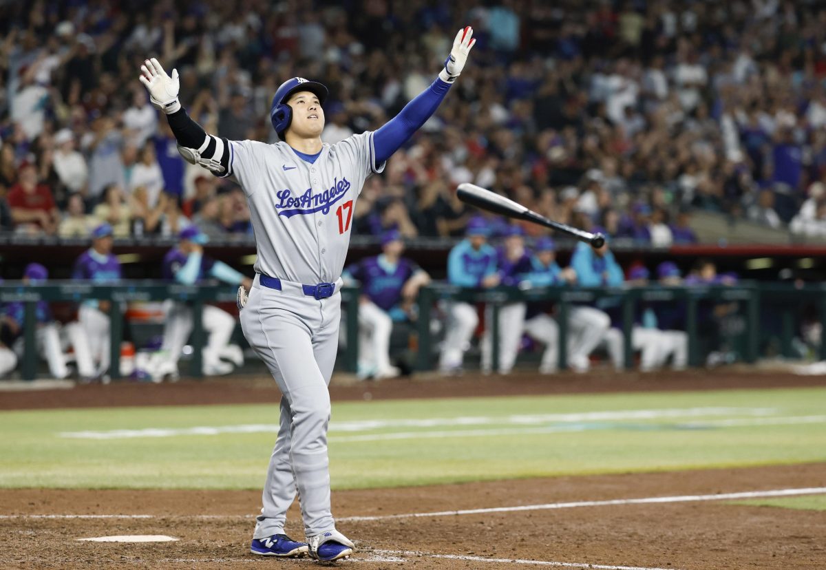 ダイヤモンドバックス戦の９回、決勝３ランを放ち、喜ぶドジャース・大谷＝フェニックス（共同）