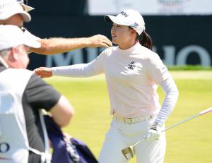 最終ラウンド、通算９アンダーでホールアウトする竹田麗央＝リバティーナショナルＧＣ（共同）