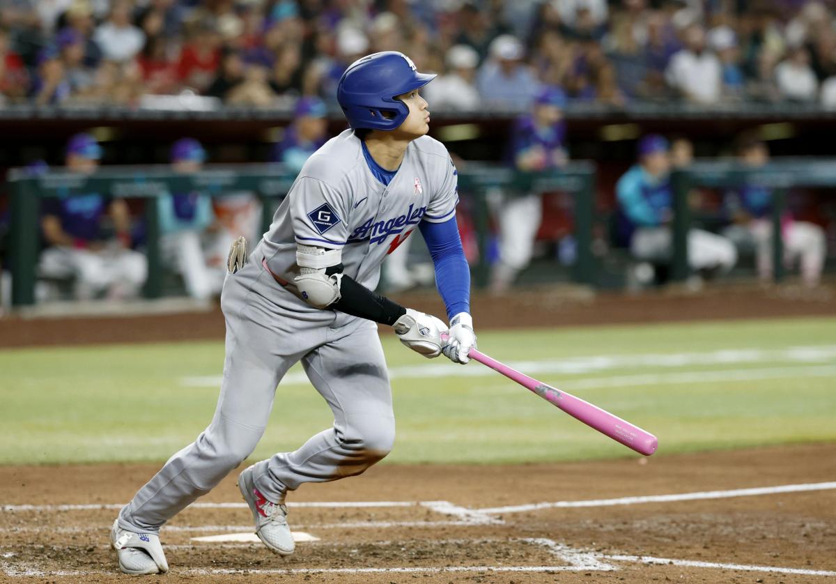 ダイヤモンドバックス戦の６回、右前適時打を放つドジャース・大谷＝フェニックス（共同）