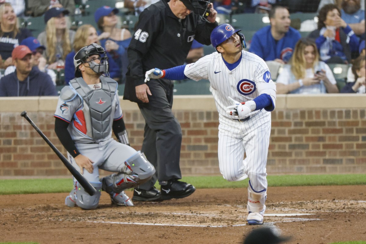 マーリンズ戦の４回、本塁打を放つカブス・鈴木＝シカゴ（共同）