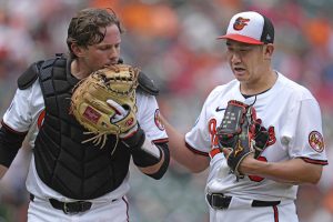 ツインズ戦の３回を投げ終え、捕手と話すオリオールズ・菅野＝ボルティモア（イマジンイメージズ・ロイター＝共同）