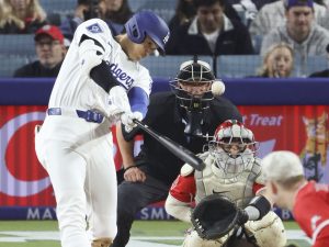 エンゼルス戦の８回、３試合連続本塁打となる１６号ソロを放つドジャース・大谷。投手ゼファジャン＝ロサンゼルス（共同）