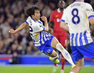 リバプール戦の後半、ゴールを決めるブライトンの三笘＝ブライトン（共同）