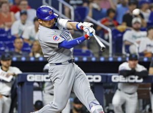 マーリンズ戦の６回、この回２度目の打席で１２号２ランを放つカブス・鈴木＝マイアミ（共同）