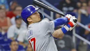 マーリンズ戦の６回、この回２度目の打席で１２号２ランを放つカブス・鈴木＝マイアミ（共同）