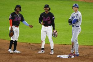 メッツ戦の３回、二塁上でリンドア（中央）らと判定を待つドジャース・大谷＝ニューヨーク（共同）